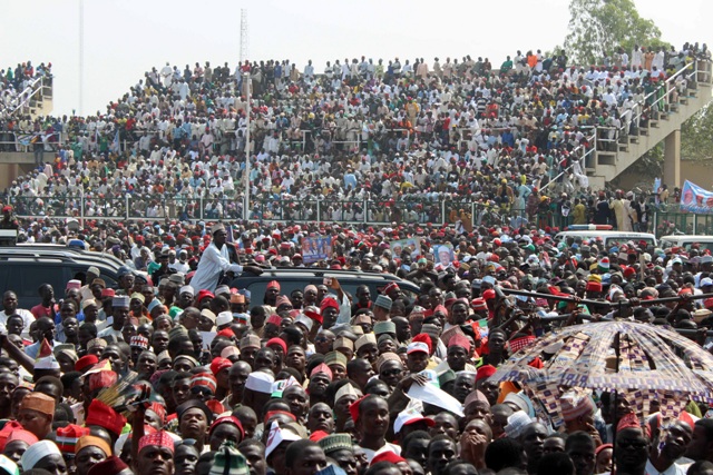 President Buhari travels through large crowds of supporters