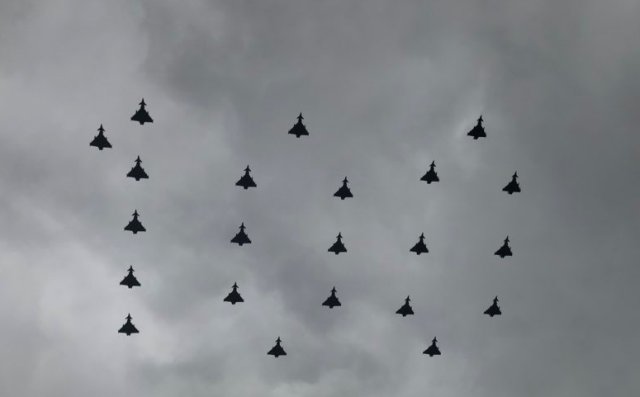 RAY planes form 100 in the sky above London