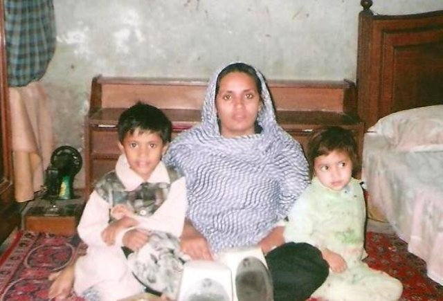 Asia Bibi with children