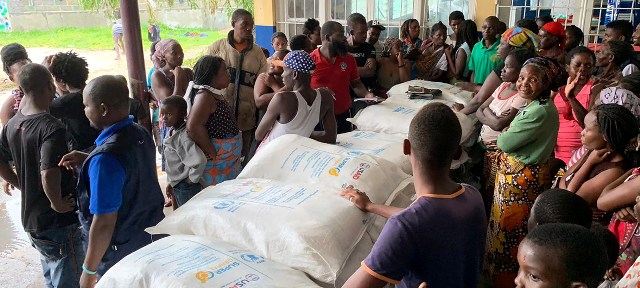 food aid in Mozambique, people wait