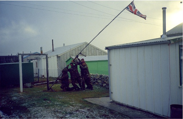 soldiers raising the Union Jack